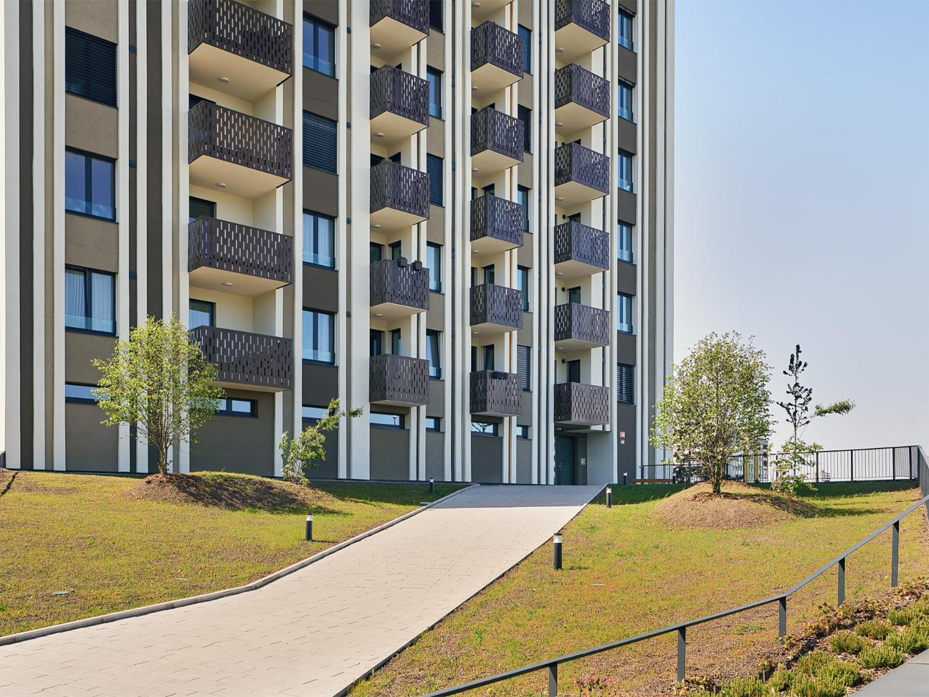 Luxury Sunny Home - Garage Parking, Metro, Balcony, Ps5 With Games Прага Экстерьер фото
